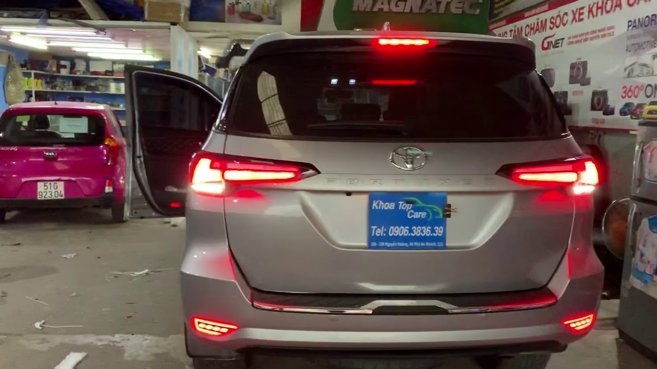 Đèn led nội thất đổi màu bằng điện thoại cho Fortuner 2019