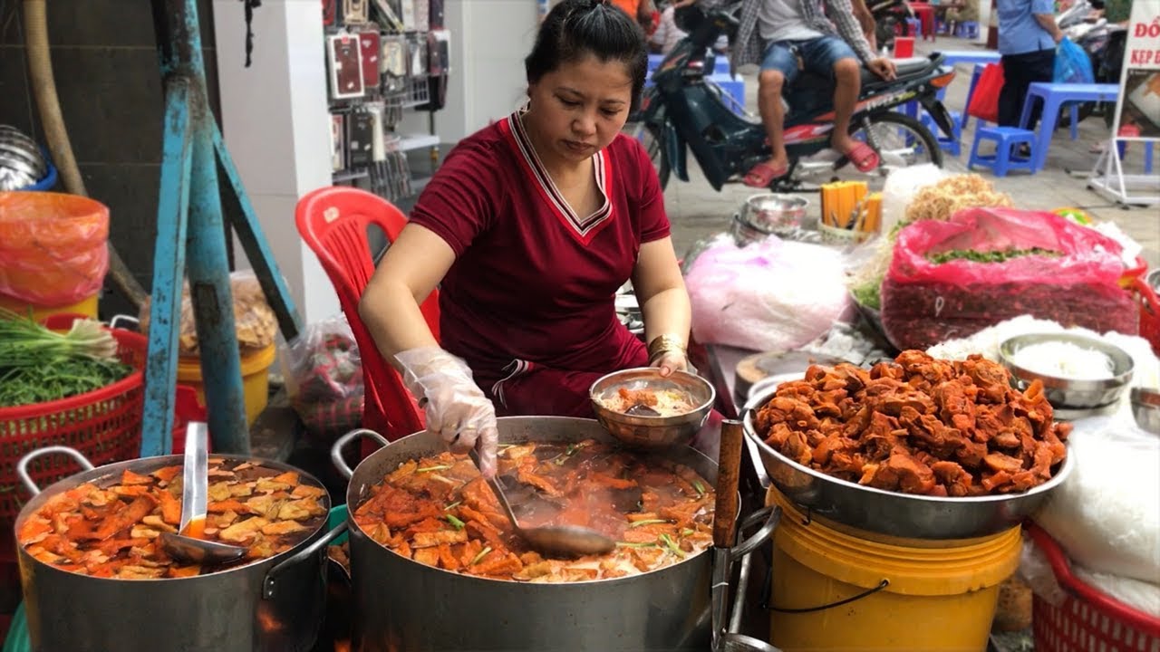 Bún Riêu 60 Năm Nổi Tiếng Ở Sài Gòn, Bán Không Kịp Tay Vì Khách Quá Đông