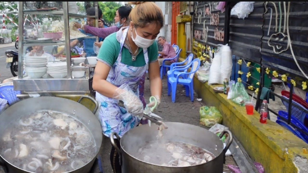 Nồi cháo lòng nhìn ngất ngây con gà tây bán chớp nhoáng chỉ 2 tiếng trên vỉa hè Sài Gòn